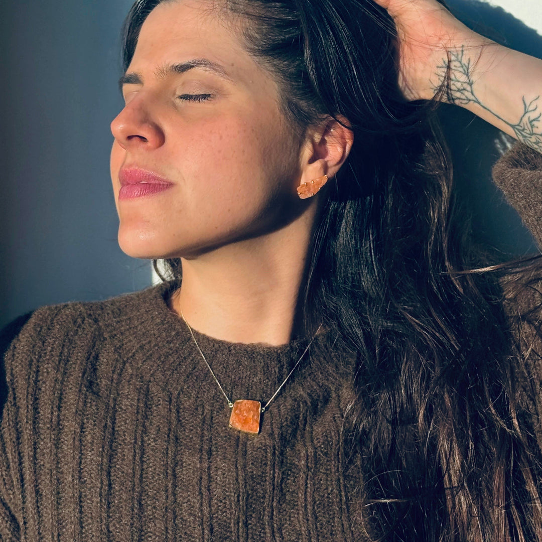 Calcita Laranja - colar moldura curto 40 cm (ouro 18k)