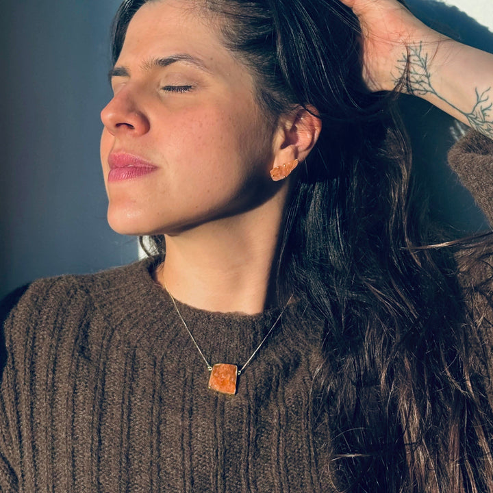 Calcita Laranja - colar moldura curto 40 cm (ouro 18k)