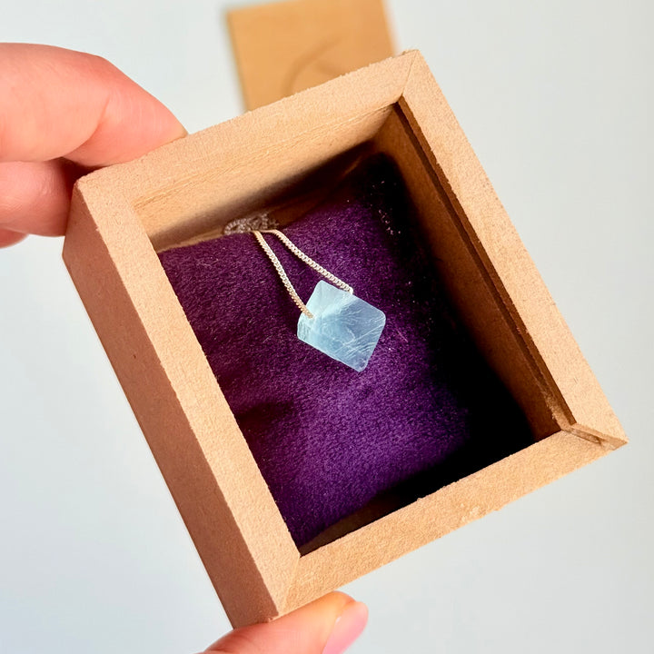 Fluorita Octaedra azul - colar curto 40 cm (prata 925)