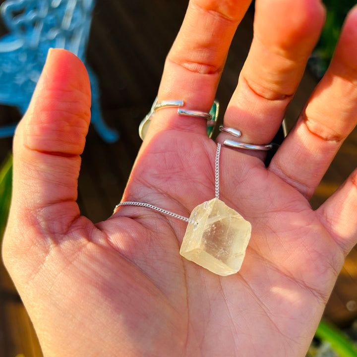 Calcita Óptica Amarela - colar curto 50 cm (prata 925)