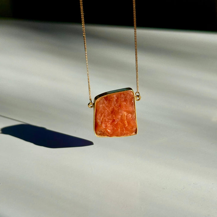 Calcita Laranja - colar moldura curto 40 cm (ouro 18k)
