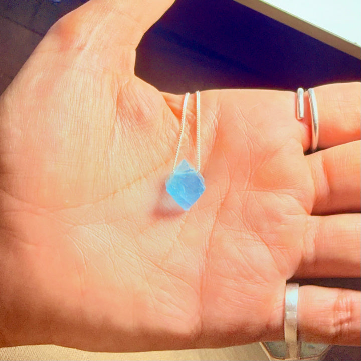 Fluorita Octaedra azul - colar curto 40 cm (prata 925)