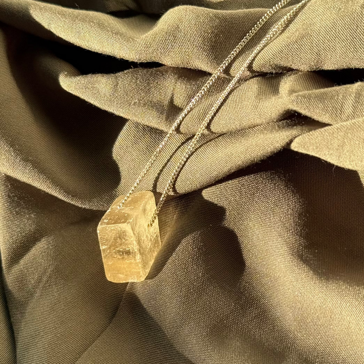 Calcita Óptica Amarela - colar curto 50 cm (prata 925)